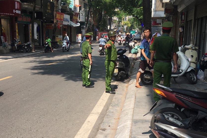 Kiểm tra, xử lý hàng loạt vi phạm lấn chiếm vỉa hè quanh hồ Tây sau phản ánh của Báo Đại biểu Nhân dân -0