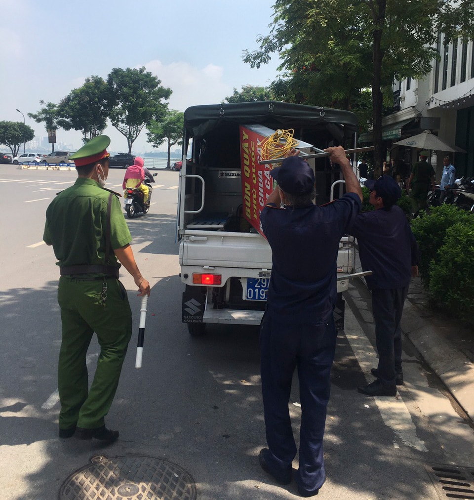 Kiểm tra, xử lý hàng loạt vi phạm lấn chiếm vỉa hè quanh hồ Tây sau phản ánh của Báo Đại biểu Nhân dân -0