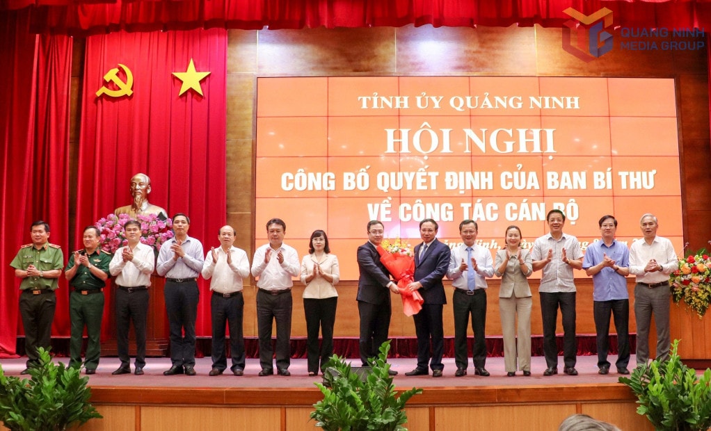 bí thư tỉnh ủy quảng ninh cùng các đồng chí ủy viên ban thường vụ tỉnh ủy quảng ninh tặng hoa chúc mừng ông đặng xuân phương, phó bí thư tỉnh ủy quảng ninh. ảnh qmg.jpg -0