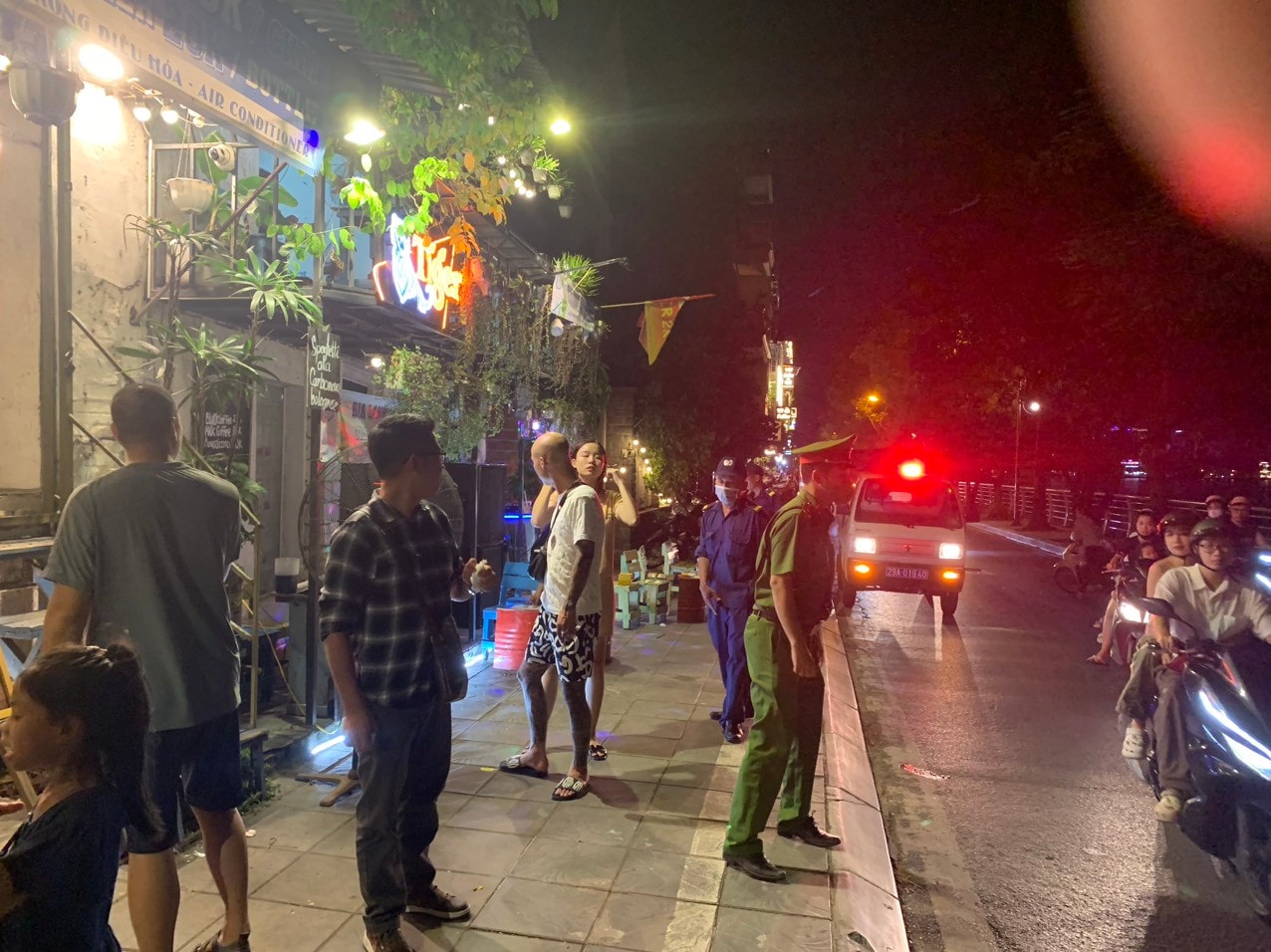 Kiểm tra, xử lý hàng loạt vi phạm lấn chiếm vỉa hè quanh hồ Tây sau phản ánh của Báo Đại biểu Nhân dân -0