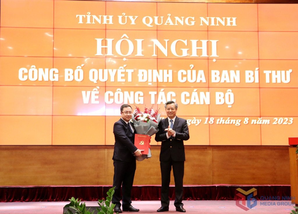 phó trưởng ban tổ chức trung ương nguyễn quang dương trao quyết định của ban bí thư cho ông đặng xuân phương, phó bí thư tỉnh ủy quảng ninh. ảnh qmg.jpg -0