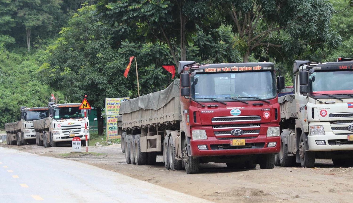 Vụ dàn xe chở quặng từ Lào về Việt Nam: Xử lý nghiêm, tăng cường tuần tra kiểm soát -0