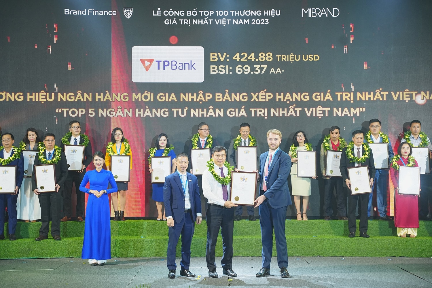 Anh Đinh Văn Chiến – Phó Tổng Giám đốc kiêm Giám đốc Khối Khách hàng cá nhân TPBank nhận giải thưởng. Dẫn đầu chuyển đổi số, thương hiệu TPBank vươn tầm Top 5 ngân hàng tư nhân Việt Nam, định giá 425 triệu USD -0