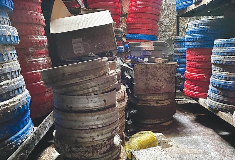 Những cuốn phim nhựa tại Hãng Phim truyện Việt Nam đang dần hư hại khi không được bảo quản tốt. Ảnh: ĐD Nguyễn Thanh Vân