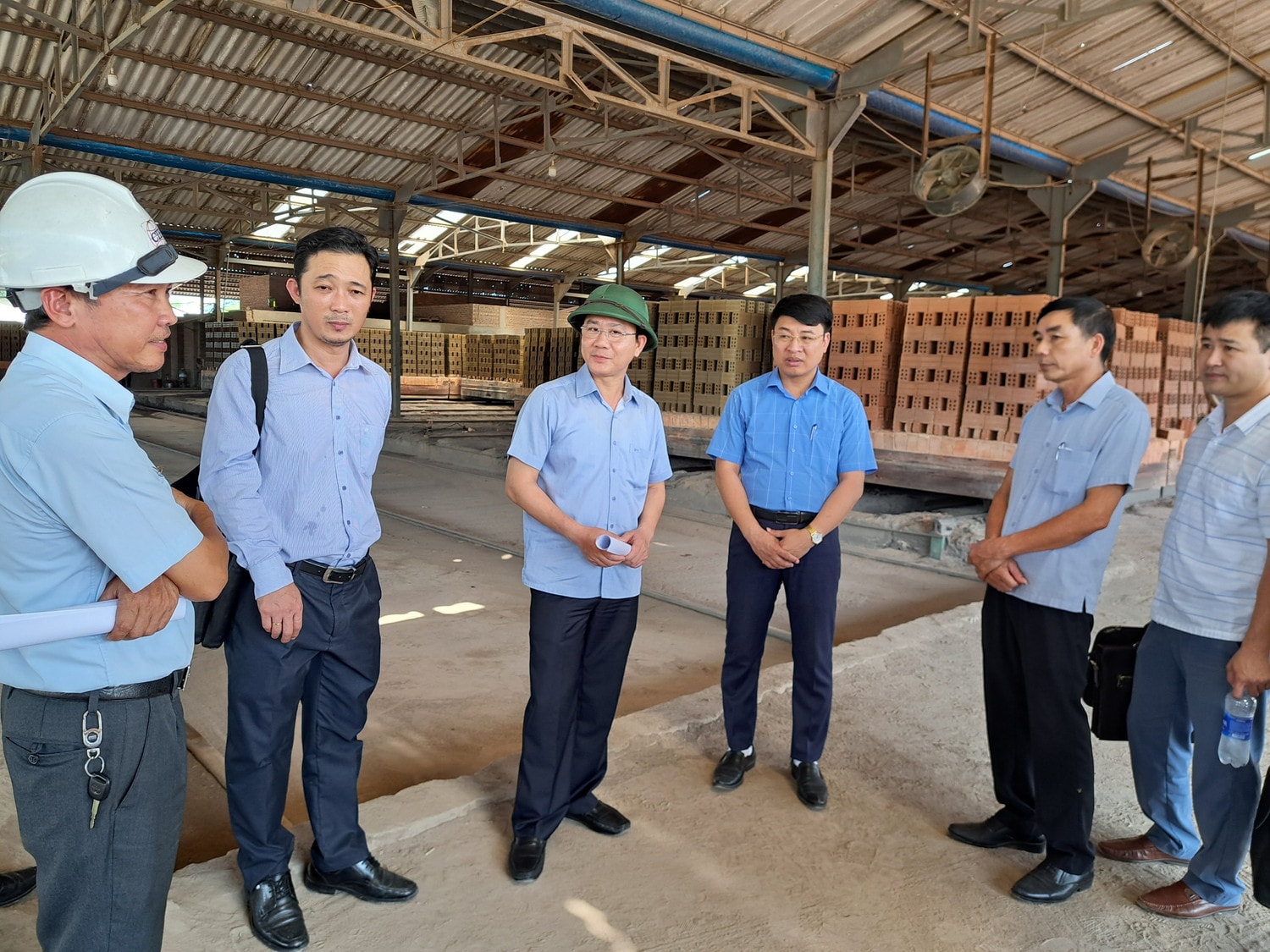 Đoàn giám sát HĐND tỉnh khảo sát tại Nhà máy gạch Tuynel ở huyện Quảng Trạch. ảnh H. Phong