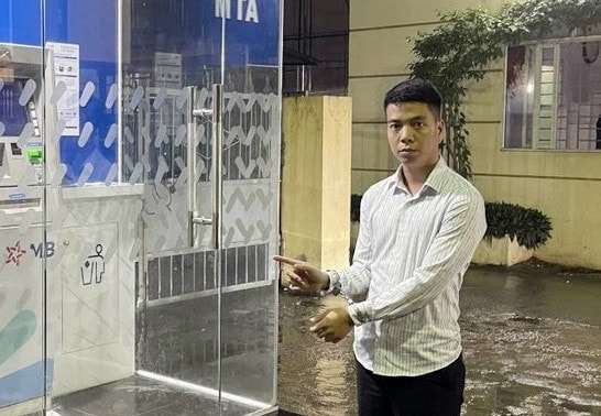 Lái xe taxi “dù” chiếm đoạt tiền của du khách nước ngoài -0