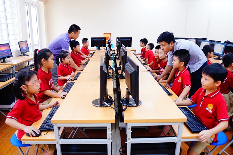 Thiết bị dạy Tin học và Ngoại ngữ ở cấp tiểu học quá lạc hậu, hình thức, chậm đổi mới -0