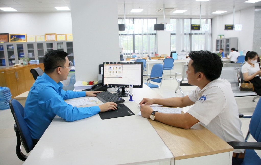 Cán bộ Trung tâm Phục vụ Hành chính công tỉnh hướng dẫn người dân các bước nộp hồ sơ trực tuyến trên Cổng dịch vụ công quốc gia - ảnh: Minh Hà 
