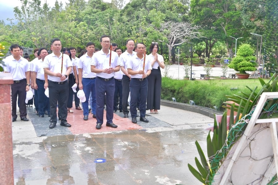 Đoàn Đảng bộ Vietcombank thực hiện nghi thức dâng hương tại nghĩa trang Hàng Dương. Nguồn: Vietcombank Chương trình Về nguồn năm 2023 của Đảng bộ Vietcombank – Hành trình tri ân đầy ý nghĩa -0