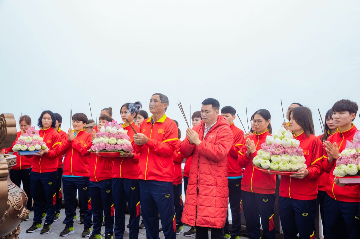 Đội tuyển nữ Việt Nam rước đuốc, thượng cờ trên đỉnh thiêng Fansipan -0