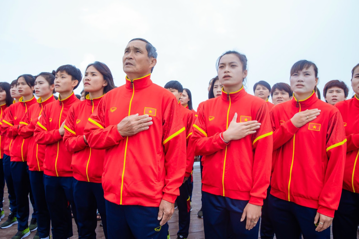 Đội tuyển nữ Việt Nam rước đuốc, thượng cờ trên đỉnh thiêng Fansipan -0