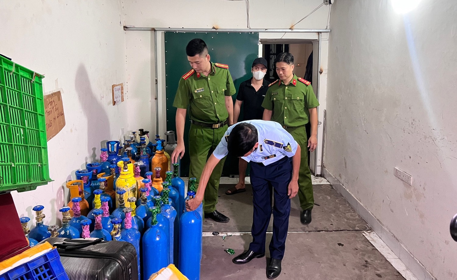 Phát hiện kho kinh doanh khí N2O trái phép trong ngõ sâu -0