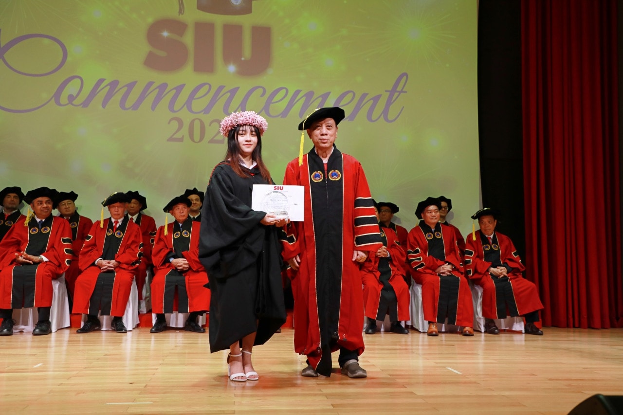 Thủ khoa Trường Đại học Tư thục Quốc tế Sài Gòn nhận bằng tốt nghiệp 100% sinh viên tốt nghiệp SIU sở hữu chứng chỉ ngoại ngữ quốc tế -0
