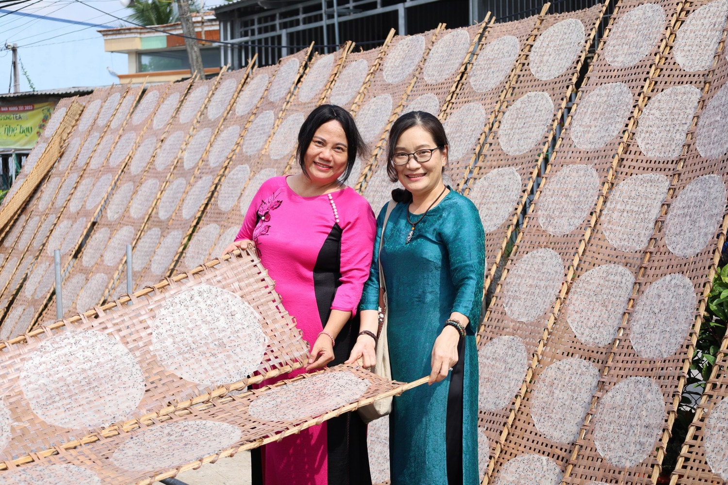 Du khách đến với làng nghề Bánh tráng Thuận Hưng – nơi được công nhận là Di sản văn hóa phi vật thể quốc gia 