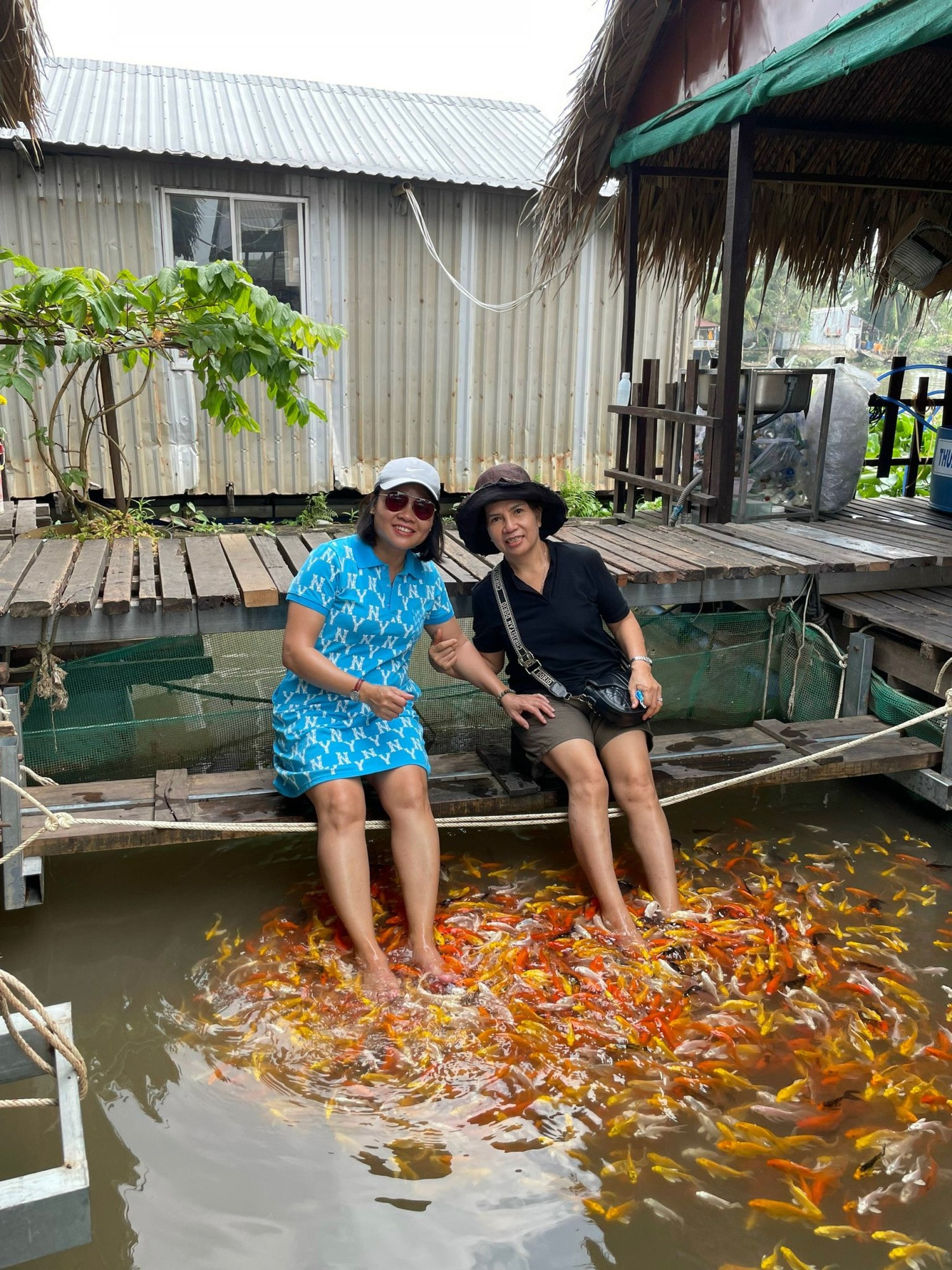 Du khách đến Cồn Sơn thích thú với những mô hình, sản phẩm đa dạng, phong phú 
