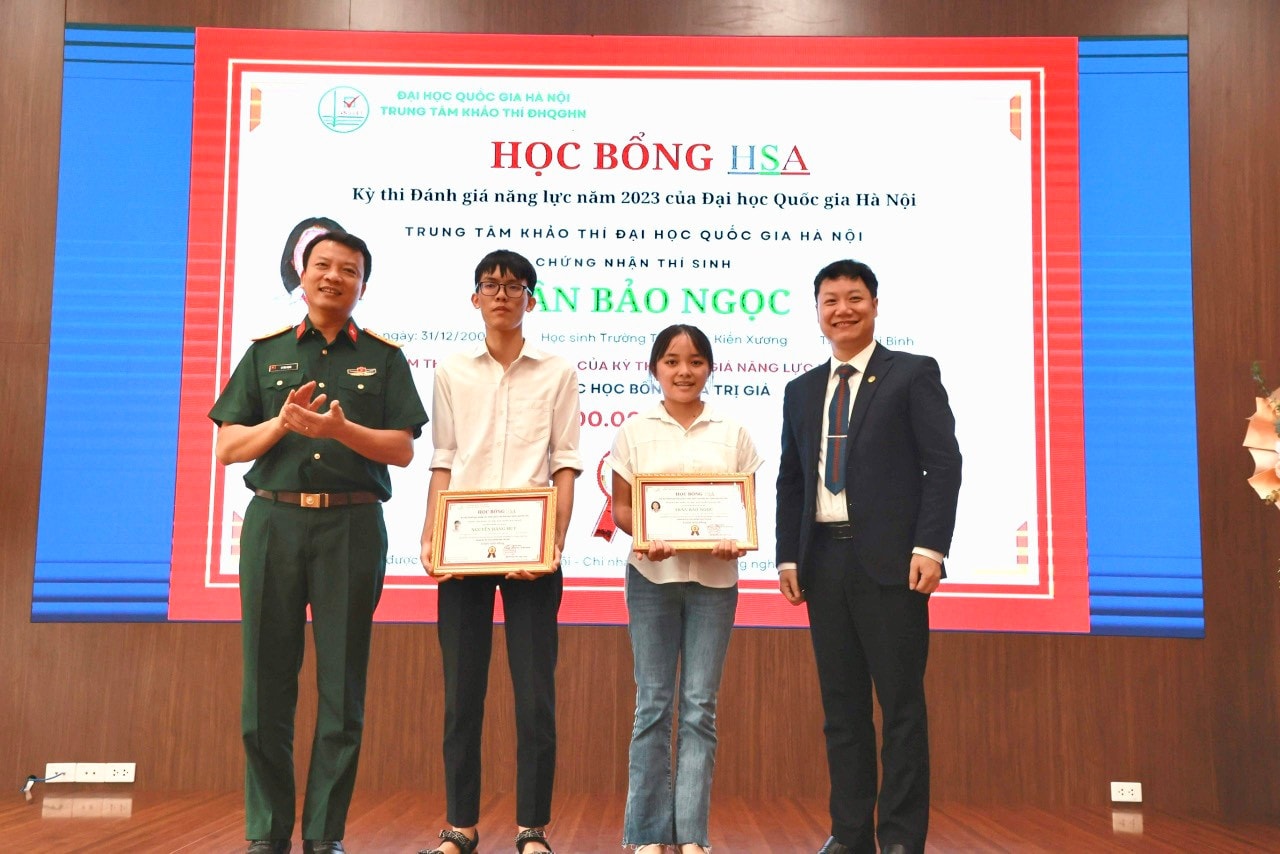 4 thí sinh có điểm cao nhất kỳ thi Đánh giá năng lực (HSA) được tặng học bổng -0