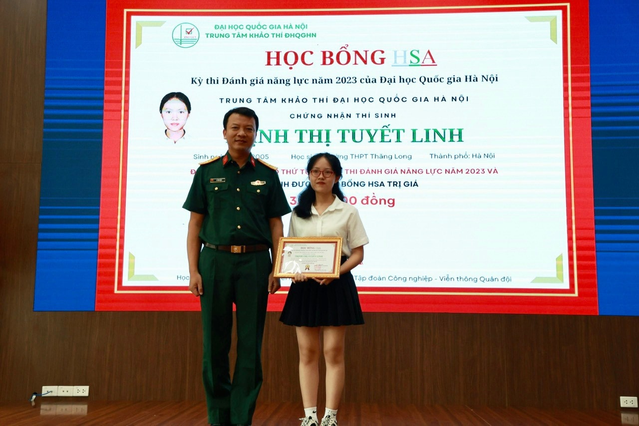 4 thí sinh có điểm cao nhất kỳ thi Đánh giá năng lực (HSA) được tặng học bổng -0