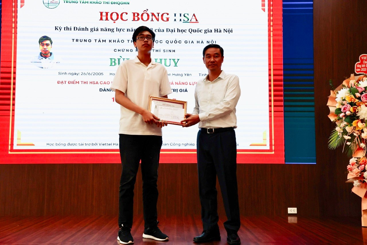 4 thí sinh có điểm cao nhất kỳ thi Đánh giá năng lực (HSA) được tặng học bổng -0