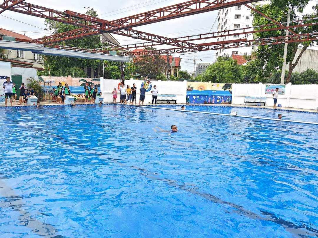 Phát hiện nam sinh dưới đáy bể bơi -0