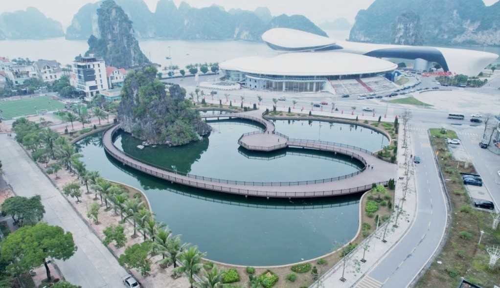 Một góc thành phố Hạ Long sáng bừng bên bờ di sản. Ảnh: Trần Thanh 