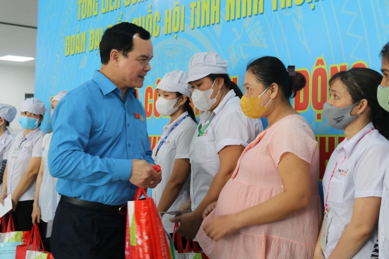 Tổng LĐLĐ Việt Nam tiếp tục hỗ trợ đoàn viên, người lao động bị mất việc, giảm giờ làm -0