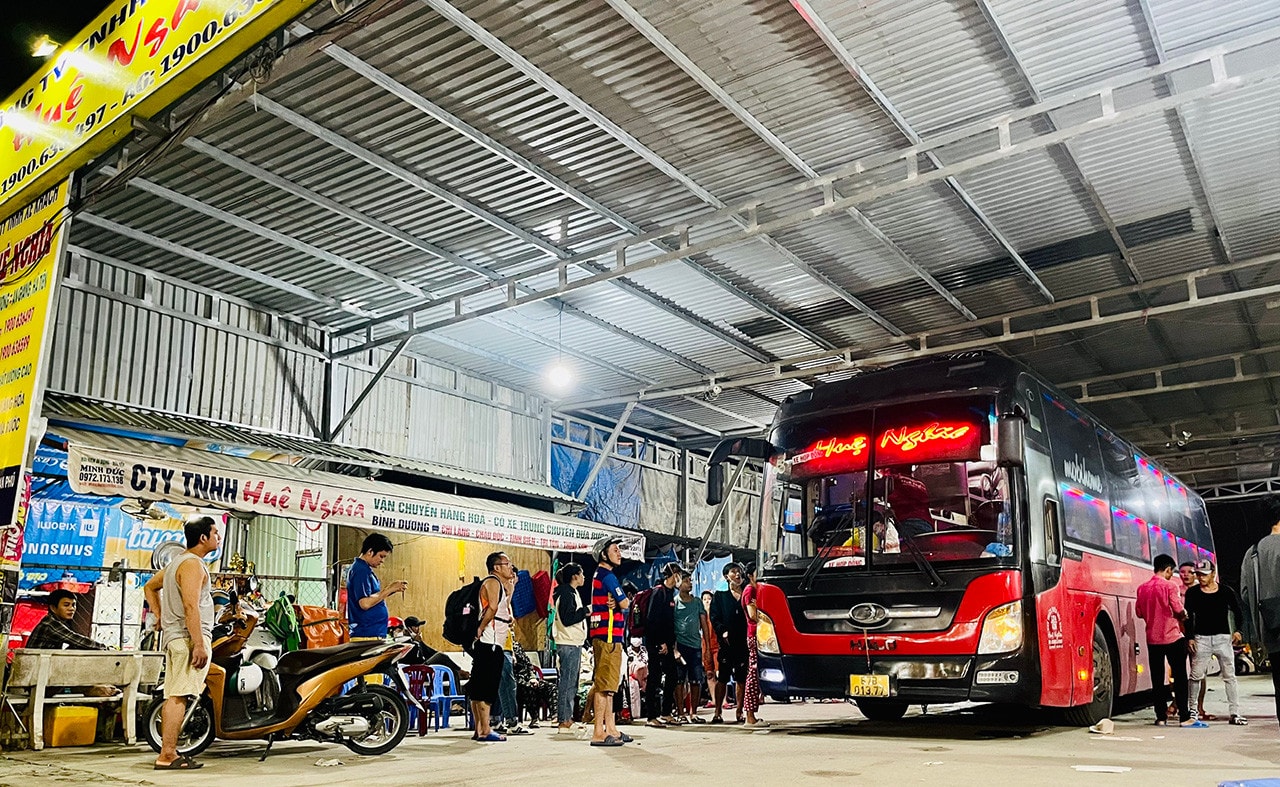 Nhiều nhà xe ngang nhiên lập “bến cóc”, đón trả khách trái phép ở Bình Dương