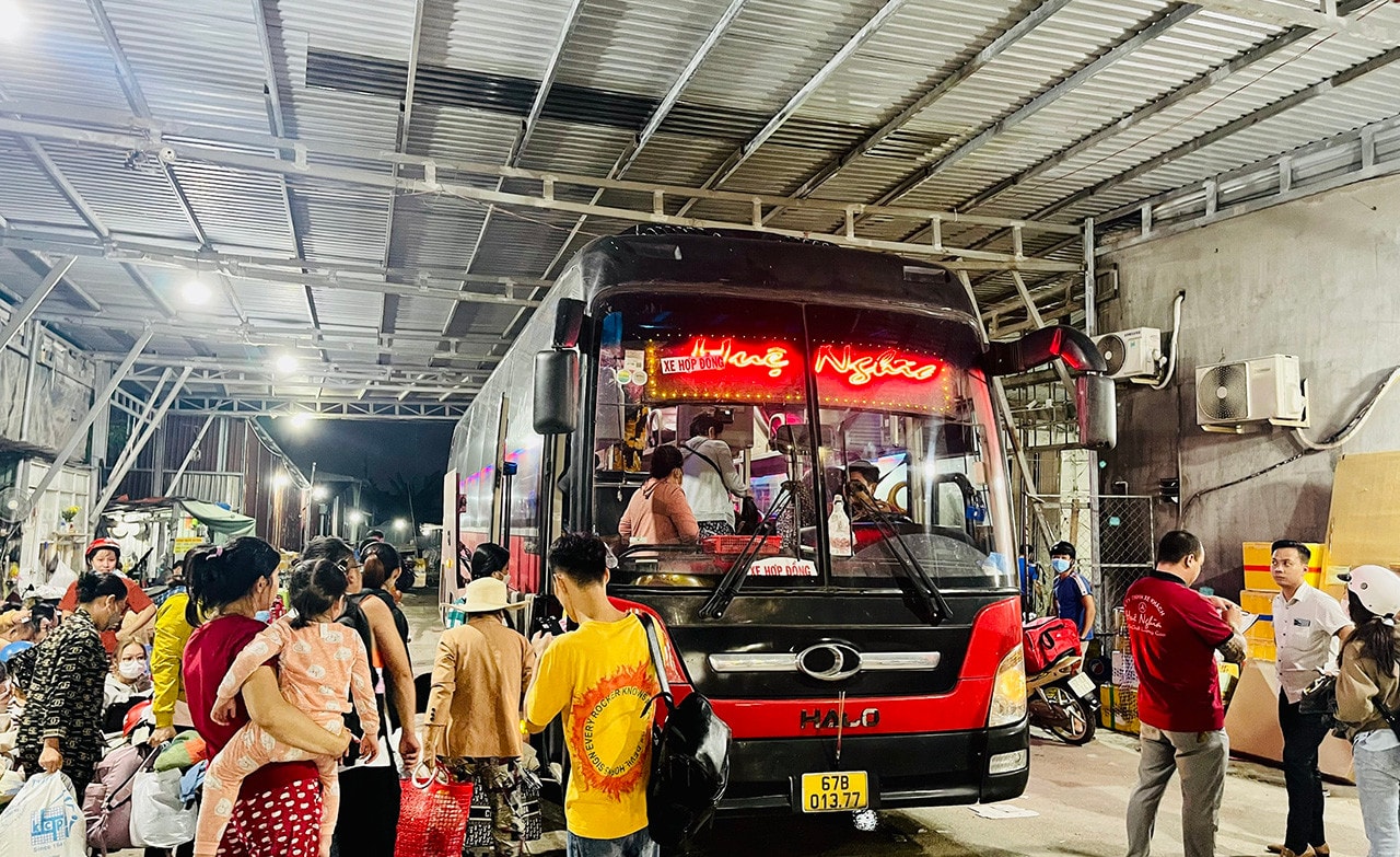 Nhiều nhà xe ngang nhiên lập “bến cóc”, đón trả khách trái phép ở Bình Dương
