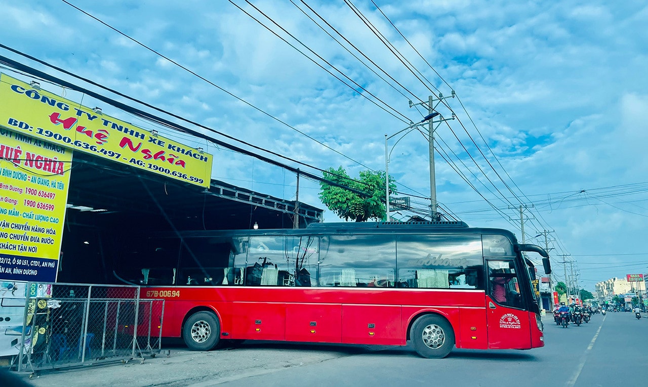 Nhiều nhà xe ngang nhiên lập “bến cóc”, đón trả khách trái phép ở Bình Dương