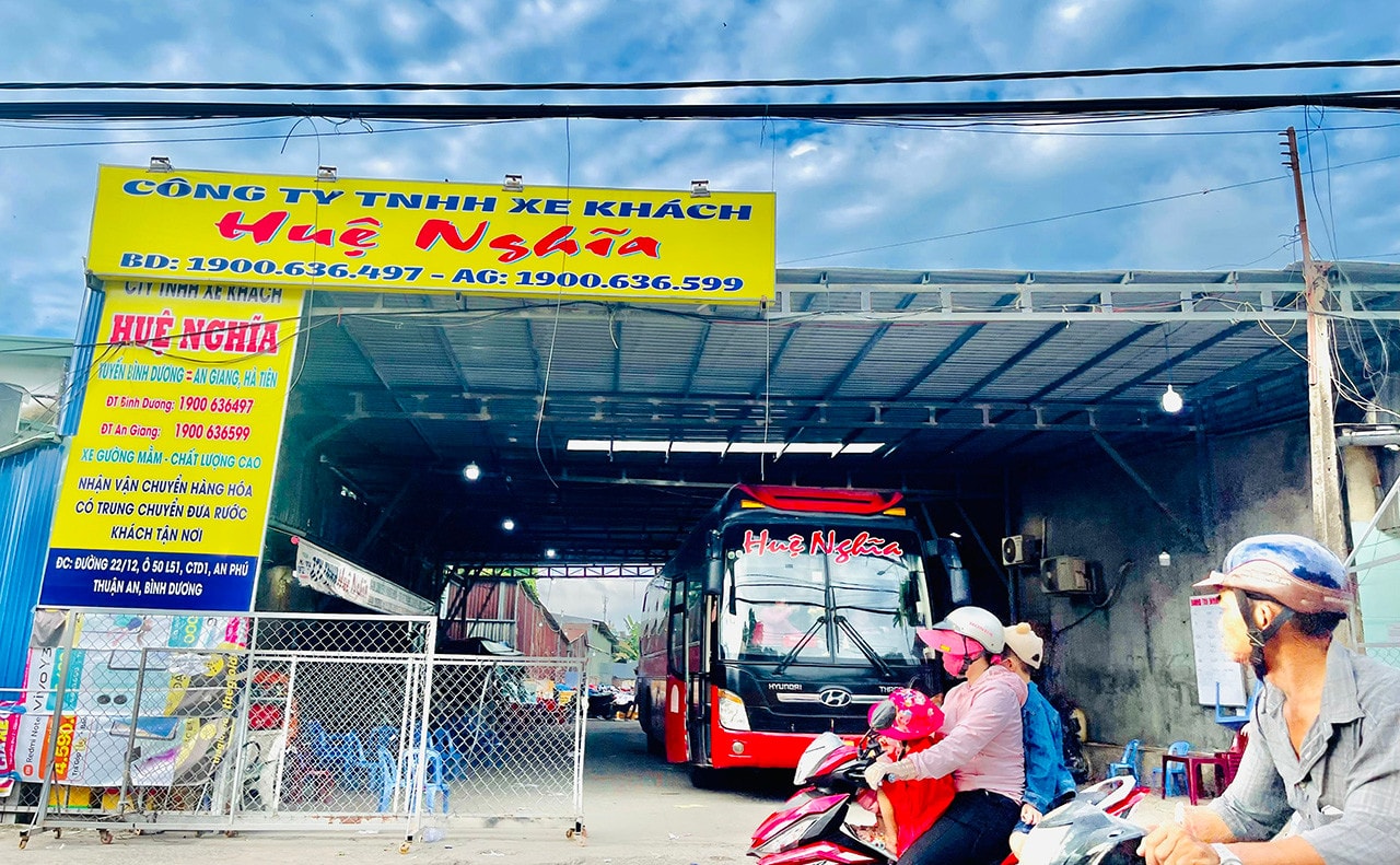 Nhiều nhà xe ngang nhiên lập “bến cóc”, đón trả khách trái phép ở Bình Dương