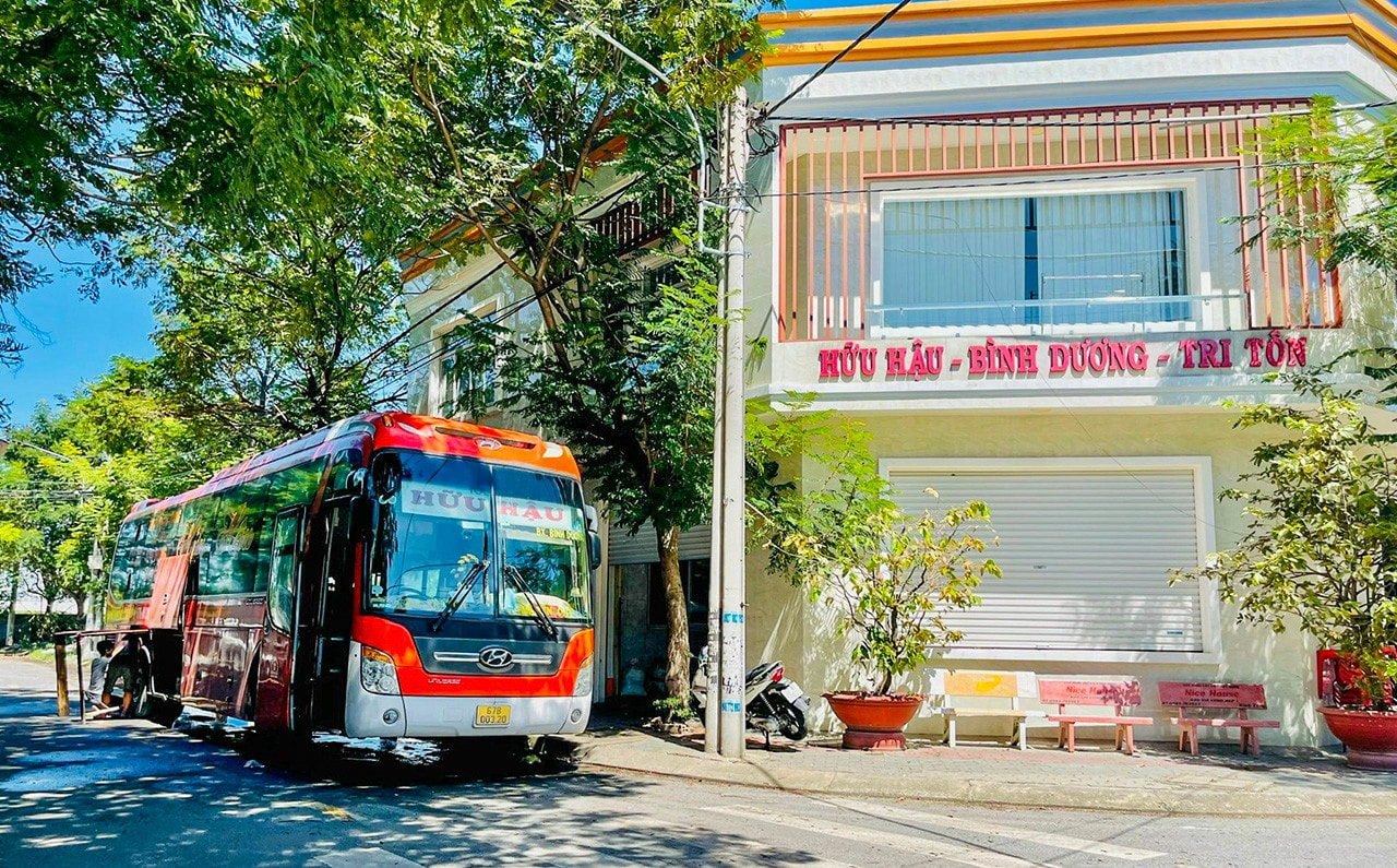 Nhiều nhà xe ngang nhiên lập “bến cóc”, đón trả khách trái phép ở Bình Dương