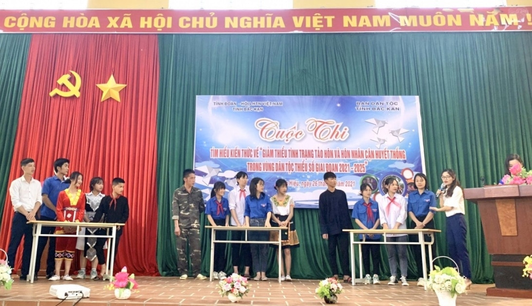 Tuyên truyền thông qua các cuộc thi tìm hiểu pháp luật về hôn nhân, gia đình tại các trường học. Ảnh: vov.vn