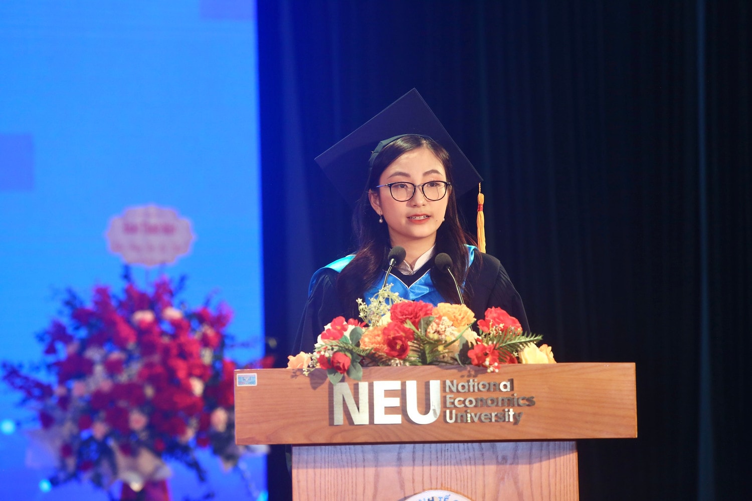 26,4% sinh viên Kinh tế Quốc dân tốt nghiệp loại Xuất sắc, 42,06% tốt nghiệp loại Giỏi -0