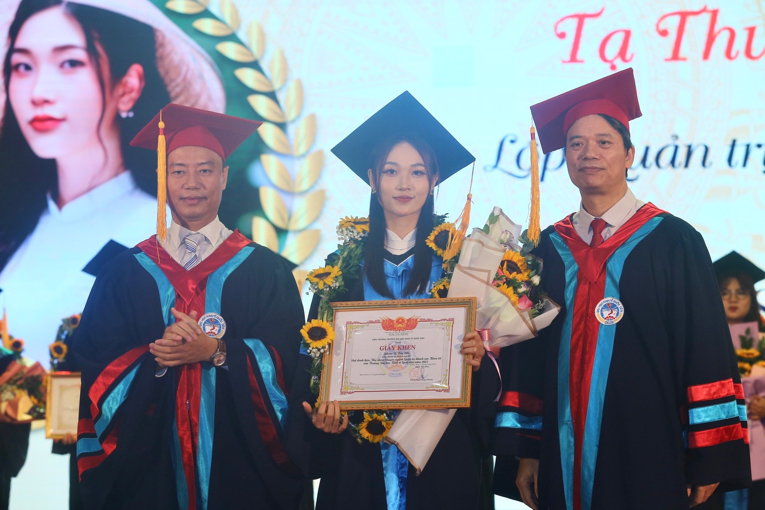 26,4% sinh viên Kinh tế Quốc dân tốt nghiệp loại Xuất sắc, 42,06% tốt nghiệp loại Giỏi -0