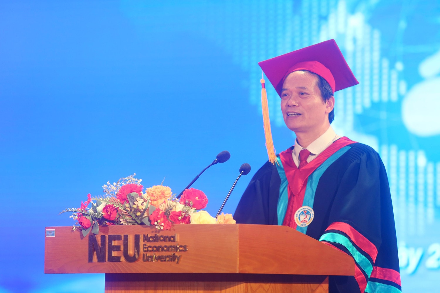 26,4% sinh viên Kinh tế Quốc dân tốt nghiệp loại Xuất sắc, 42,06% tốt nghiệp loại Giỏi -0