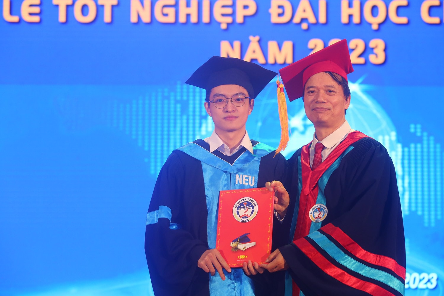 26,4% sinh viên Kinh tế Quốc dân tốt nghiệp loại Xuất sắc, 42,06% tốt nghiệp loại Giỏi -0