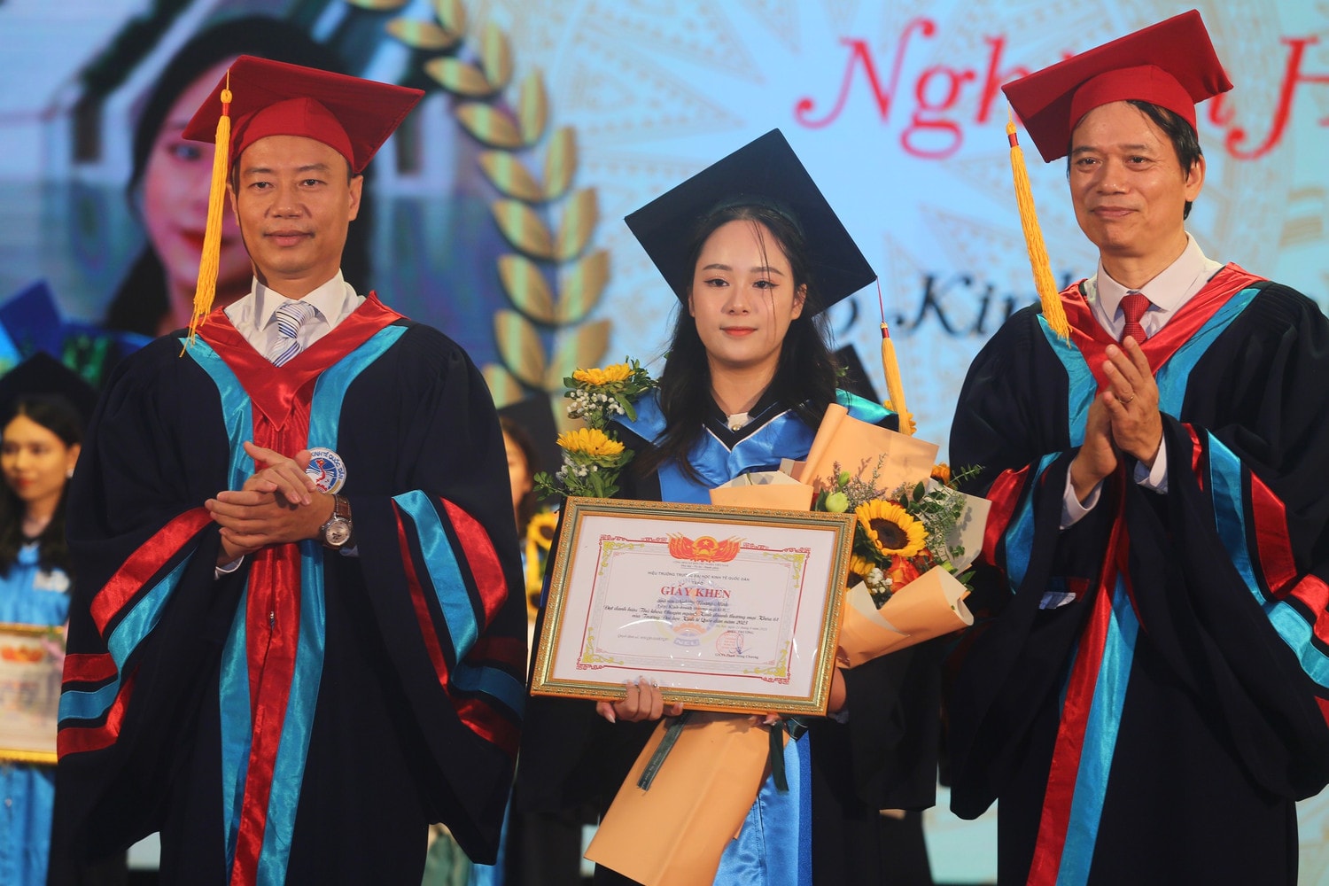 26,4% sinh viên Kinh tế Quốc dân tốt nghiệp loại Xuất sắc, 42,06% tốt nghiệp loại Giỏi -0