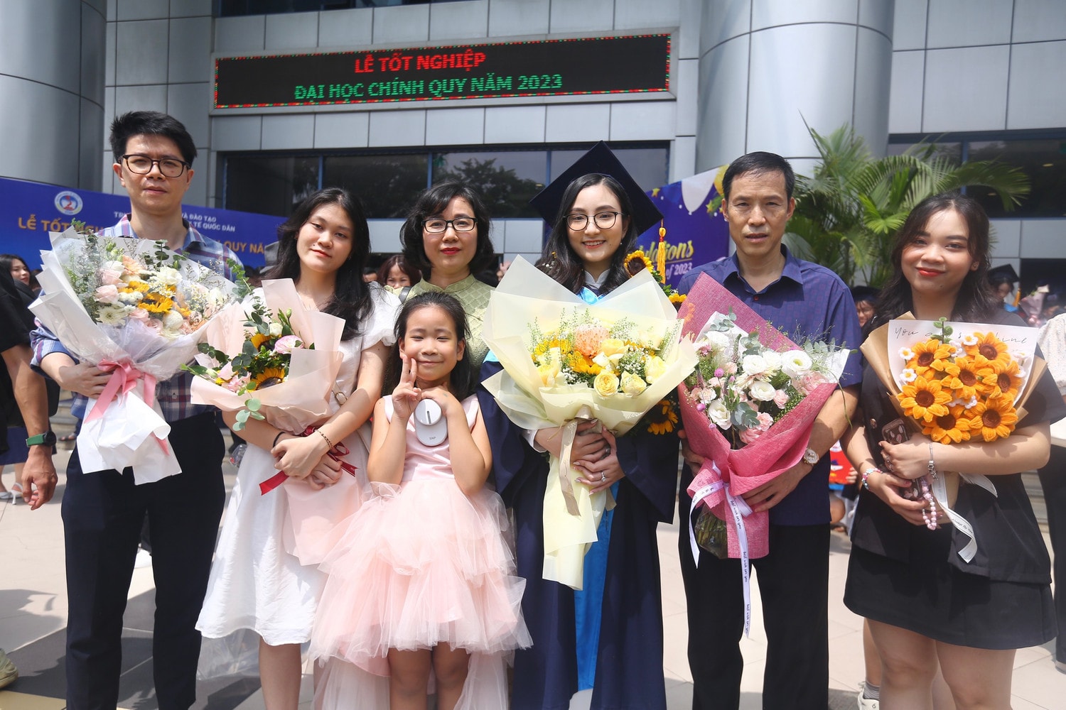26,4% sinh viên Kinh tế Quốc dân tốt nghiệp loại Xuất sắc, 42,06% tốt nghiệp loại Giỏi -4