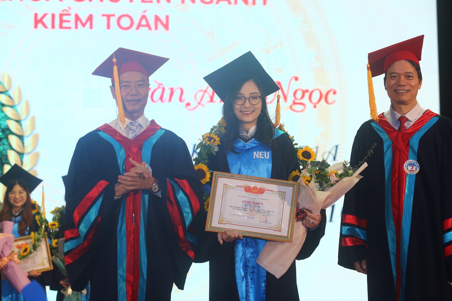 26,4% sinh viên Kinh tế Quốc dân tốt nghiệp loại Xuất sắc, 42,06% tốt nghiệp loại Giỏi -0
