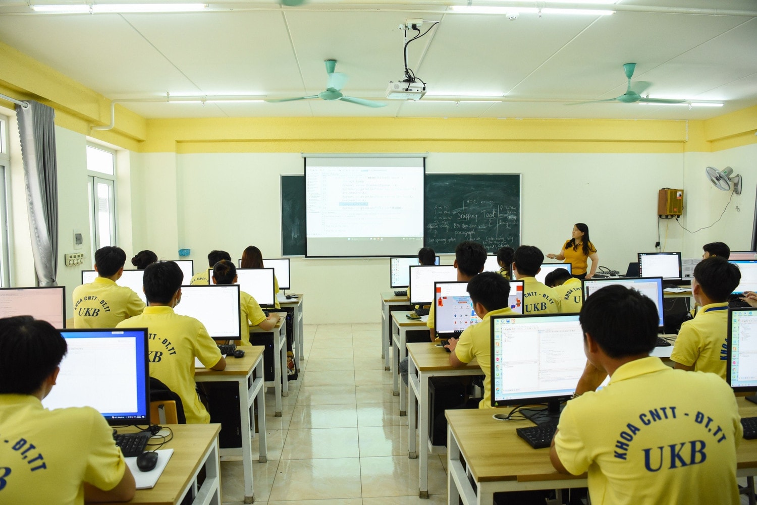 Hàng nghìn tân sinh viên hào hứng trong buổi nhập học tại Trường Đại học Kinh Bắc -0