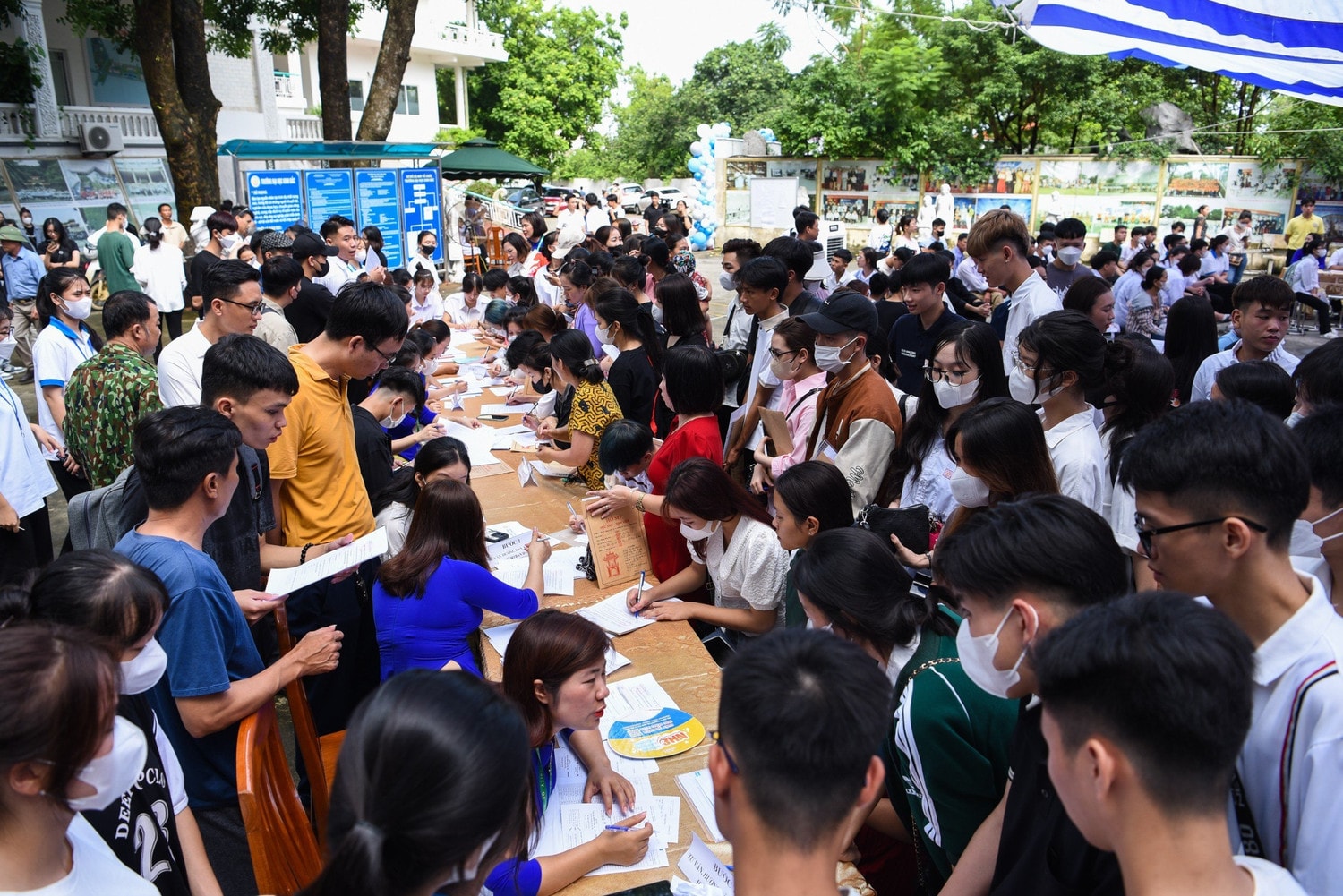 Hàng nghìn tân sinh viên hào hứng trong buổi nhập học tại Trường Đại học Kinh Bắc -0