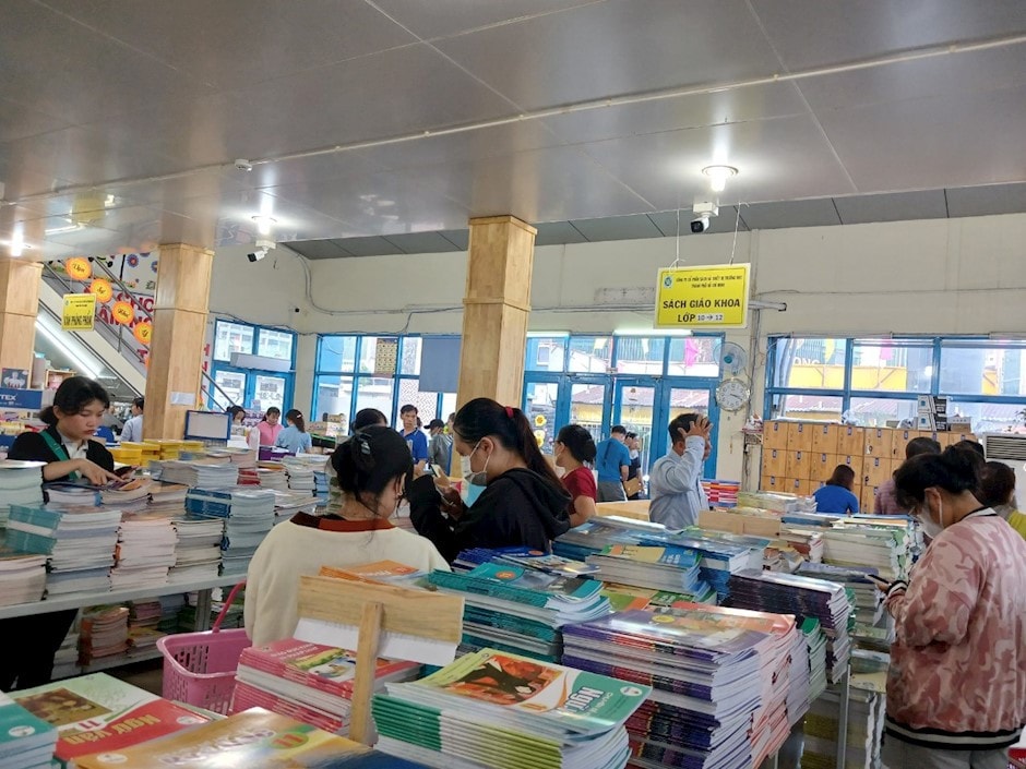 TP. Hồ Chí Minh: Trường học hỗ trợ cung cấp sách giáo khoa cho học sinh -0