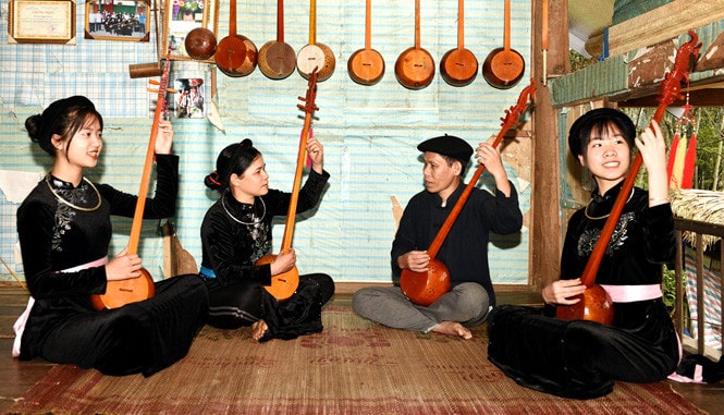 Phổ biến, tuyền dạy hát then, đàn tính để thực hành then được bảo vệ, phát huy, phát triển trong cộng đồng dân tộc Tày, Nùng, Thái. Ảnh: Quang Hòa