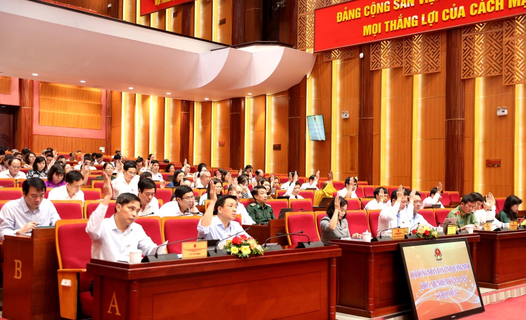 Các đại biểu thông qua nghị quyết tại Kỳ họp thường lệ giữa năm mới đây - ảnh: T. Nguyên
