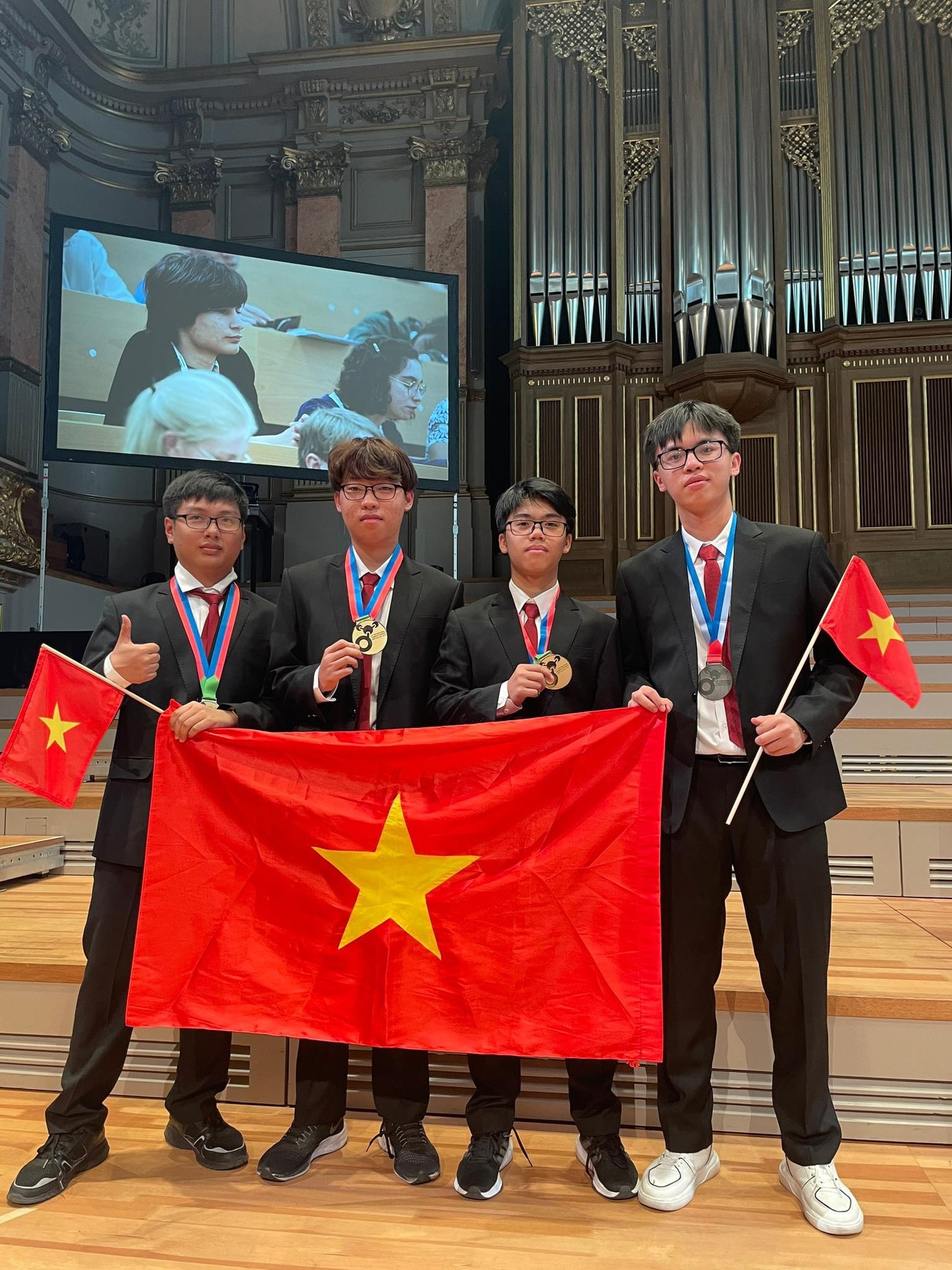 Chàng trai xứ Nghệ xuất sắc dành tấm Huy chương Bạc Olympic Hóa học quốc tế -0