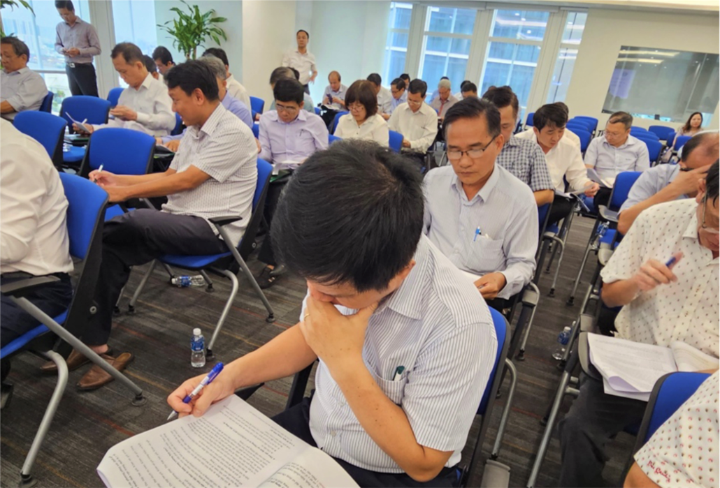 Giám đốc các bệnh viện, giám đốc trung tâm y tế làm bài kiểm tra cuối khoá bồi dưỡng, cập nhật kiến thức về công tác đấu thầu