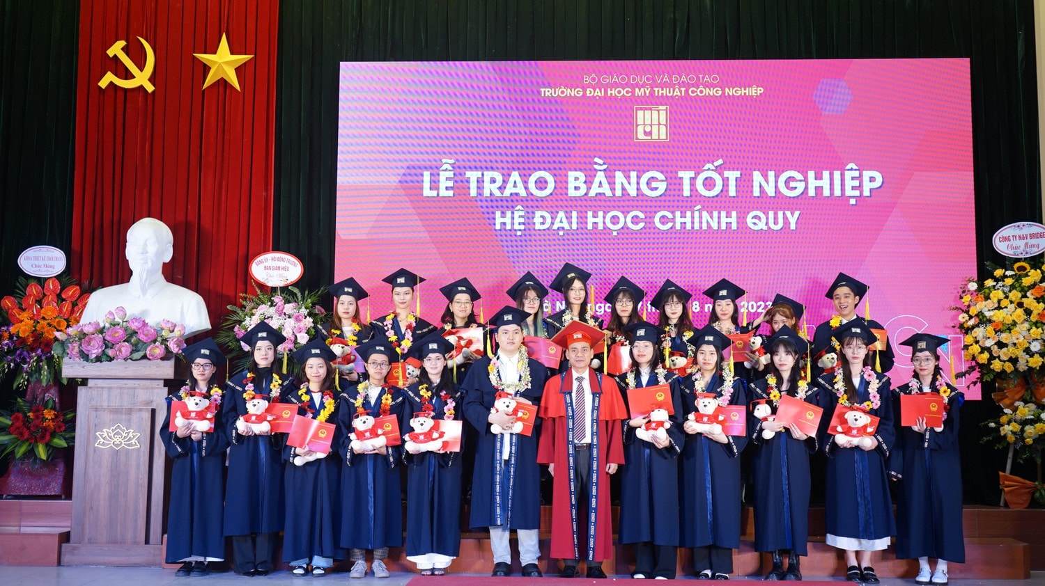 Trường Đại học Mỹ thuật Công nghiệp trao bằng tốt nghiệp cho hơn 300 sinh viên -0