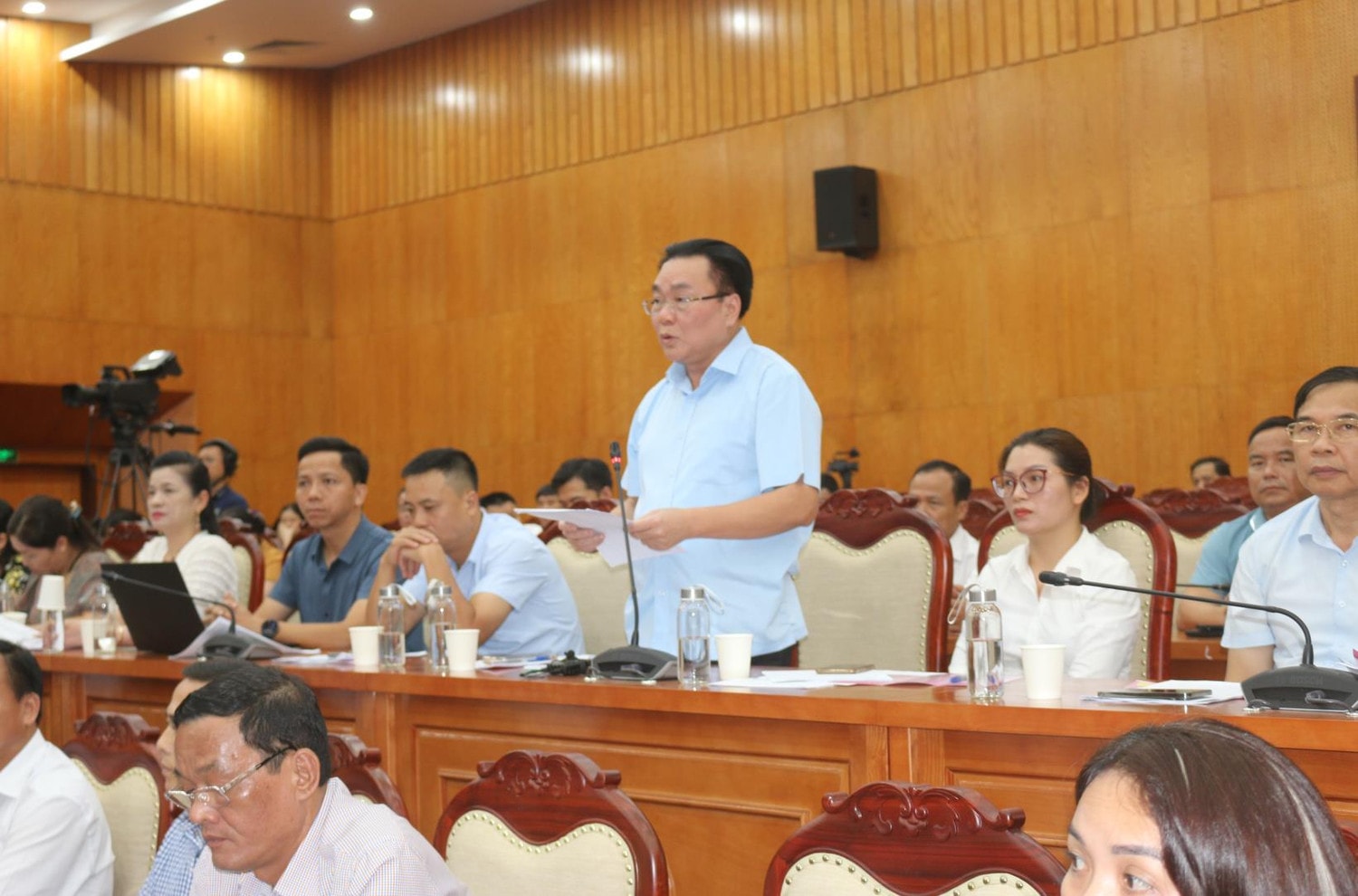 Cử tri Thái Nguyên phát biểu ý kiến tại hội nghị tiếp xúc, đối thoại với các doanh nghiệp trên địa bàn của Đoàn ĐBQH, HĐND và UBND tỉnh - ẢNH T. HƯƠNG