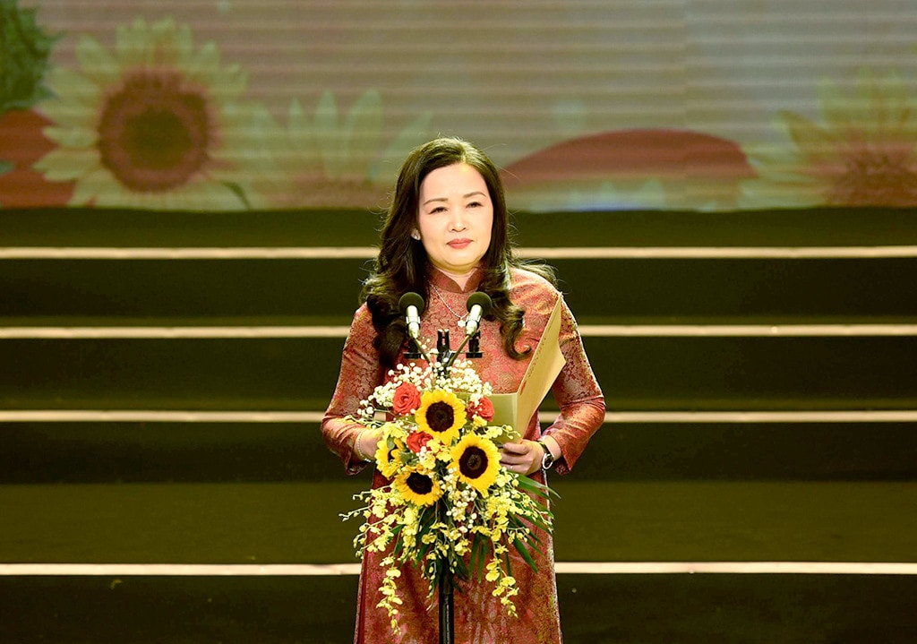 Tổng Biên tập Báo Đại biểu Nhân dân Phạm Thị Thanh Huyền phát biểu khai mạc Chương trình. Ảnh: Quang Khánh Chủ tịch Quốc hội Vương Đình Huệ dự Chương trình nghệ thuật đặc biệt “Nắng Ba Đình” -0