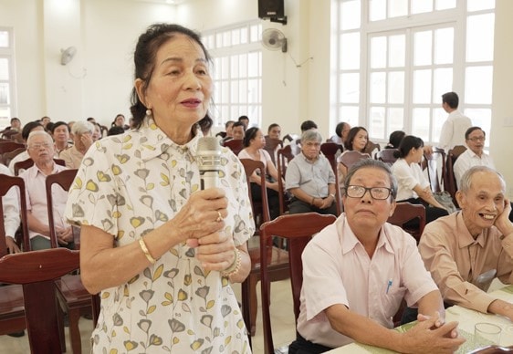 Cử tri thành phố Huế đề xuất ý kiến tại buổi tiếp xúc với Tô đại biểu HĐND tỉnh Thừa Thiên Huế