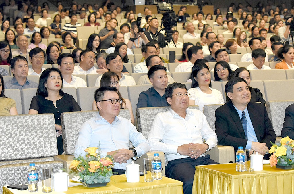 Các đại biểu dự Chương trình nghệ thuật đặc biệt “Nắng Ba Đình”. Ảnh: Quang Khánh Chủ tịch Quốc hội Vương Đình Huệ dự Chương trình nghệ thuật đặc biệt “Nắng Ba Đình” -0